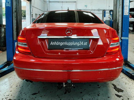 Nachrüstung einer abnehmbaren AUTO-HAK Anhängerkupplung an der Mercedes C-Klasse W204