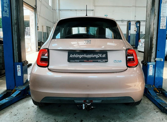 Nachrüstung einer abnehmbaren Aragon Anhängerkupplung am Fiat 500e