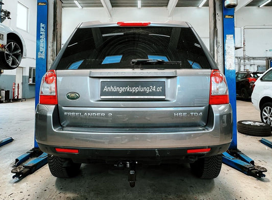 Nachrüstung einer starren Auto-HAK Anhängerkupplung und eines Thule Fahrradträger am Land Rover Freelander 2