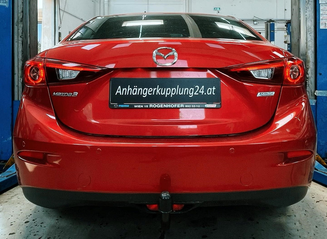 Nachrüstung einer abnehmbaren Auto-HAK Anhängerkupplung am Mazda 3 Stufenheck Typ