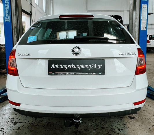 Nachrüstung einer starren Westfalia Anhängerkupplung am Skoda Octavia Kombi Typ 5E