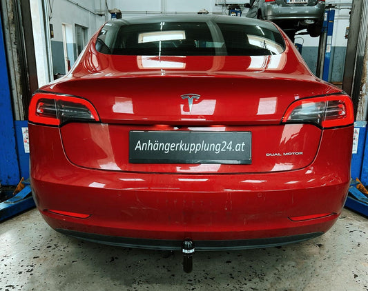Nachrüstung einer abnehmbaren Brink Anhängerkupplung am Tesla Model 3