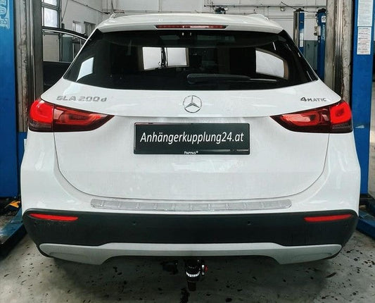 Nachrüstung einer abnehmbaren Westfalia Anhängerkupplung am MERCEDES-BENZ GLA