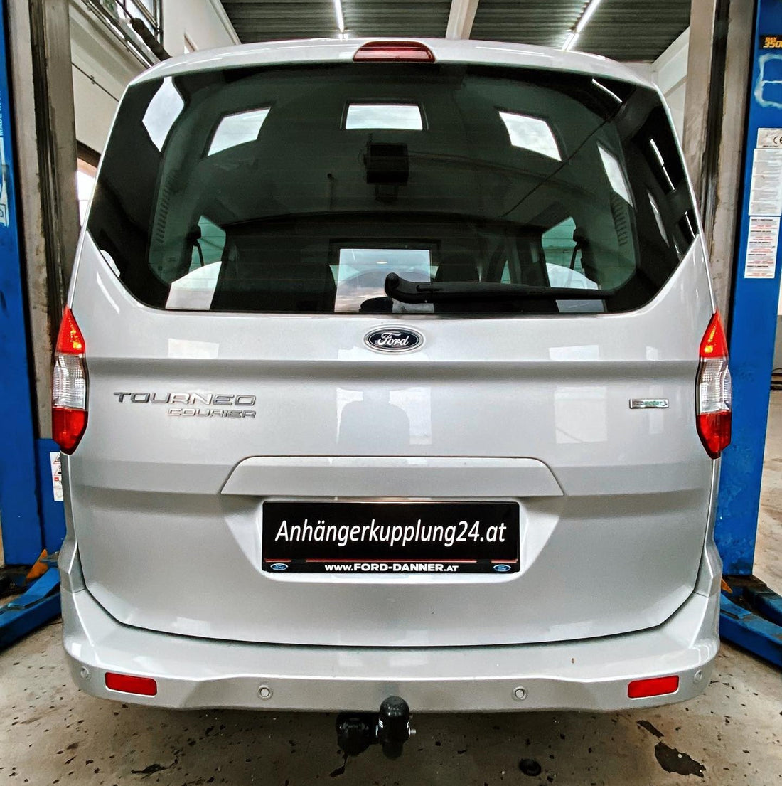 Nachrüstung einer starren Anhängerkupplung am Ford Tourneo Courier