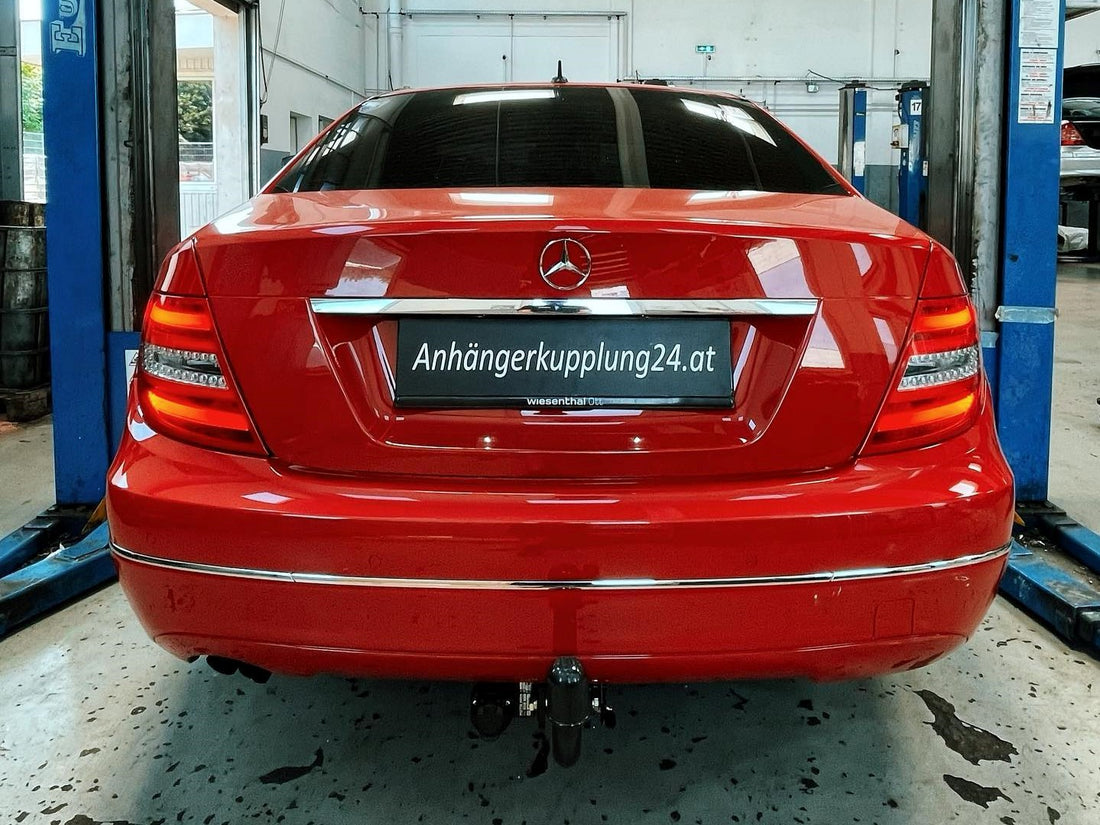 Nachrüstung einer abnehmbaren AUTO-HAK Anhängerkupplung an der Mercedes C-Klasse W204
