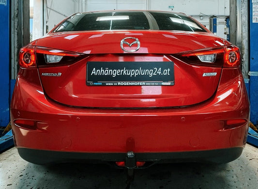 Nachrüstung einer abnehmbaren Auto-HAK Anhängerkupplung am Mazda 3 Stufenheck Typ