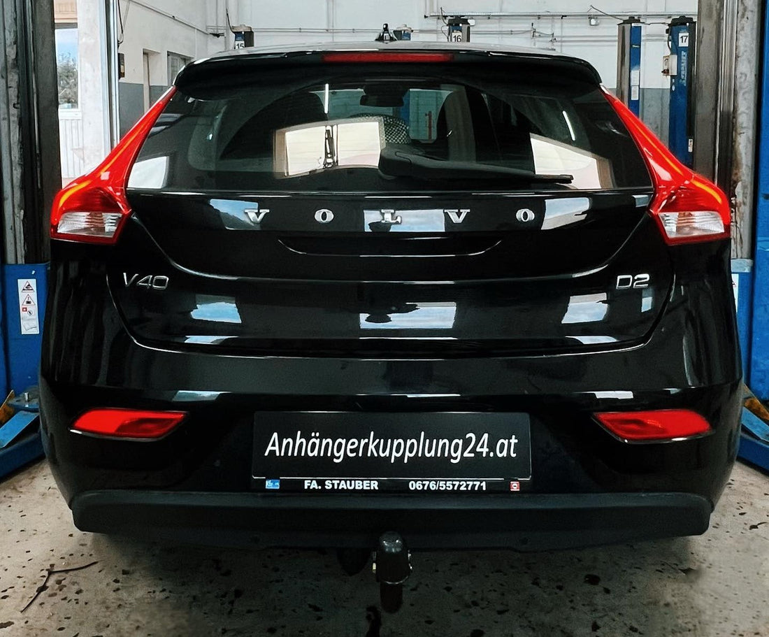 Nachrüstung einer starren Auto-Hak Anhängerkupplung am VOLVO V40 Schrägheck
