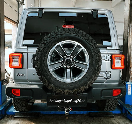 Nachrüstung einer abnehmbaren Westfalia Anhängerkupplung am Jeep Wrangler IV