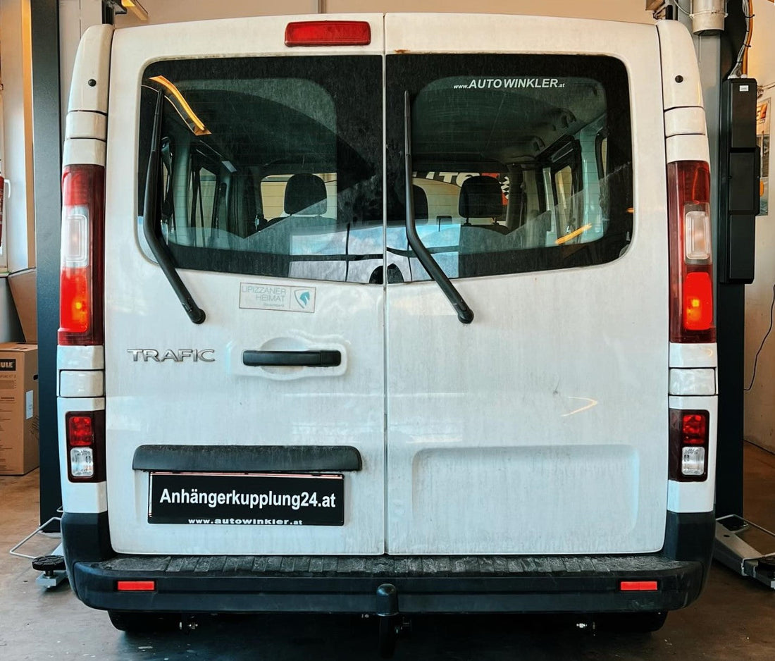 Nachrüstung einer abnehmbaren Auto-Hak Anhängerkupplung am Renault TRAFIC III Bus