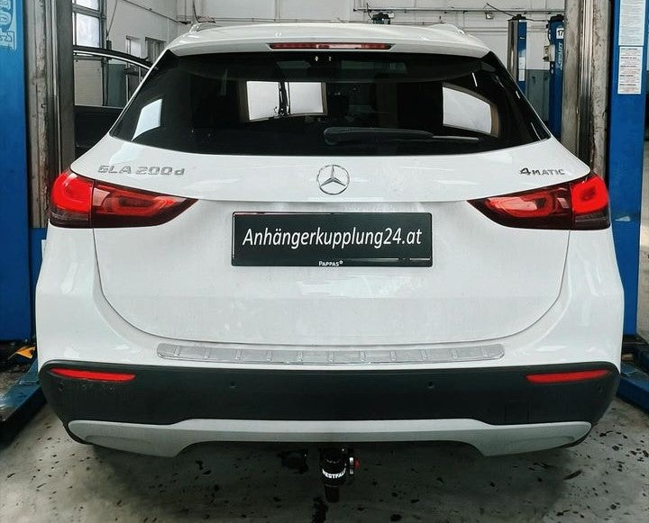 Nachrüstung einer abnehmbaren Westfalia Anhängerkupplung am MERCEDES-BENZ GLA