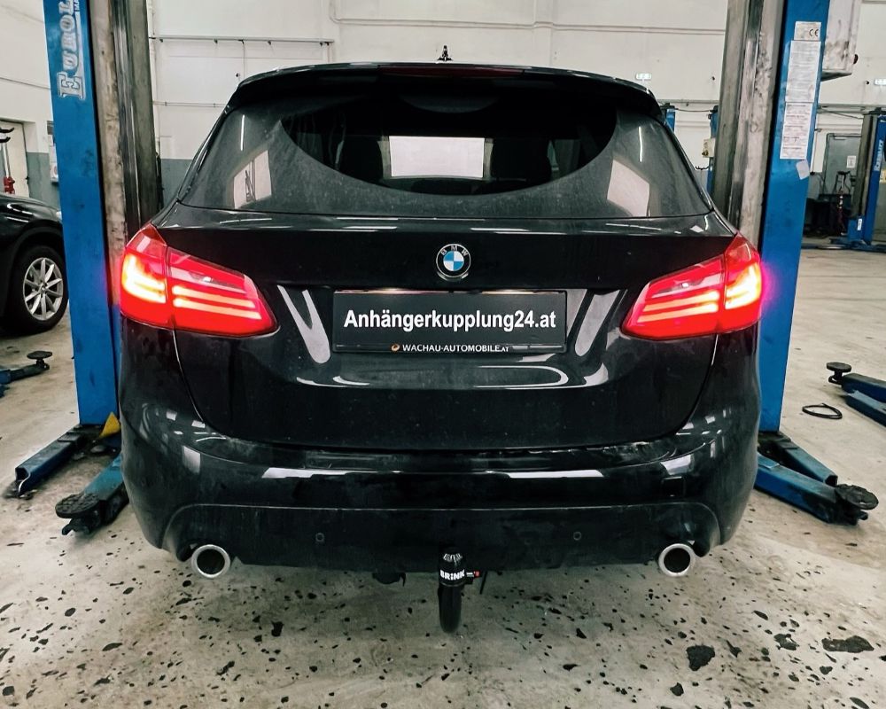 Nachrüstung einer abnehmbaren Brink Anhängerkupplung am BMW 2 Active Tourer