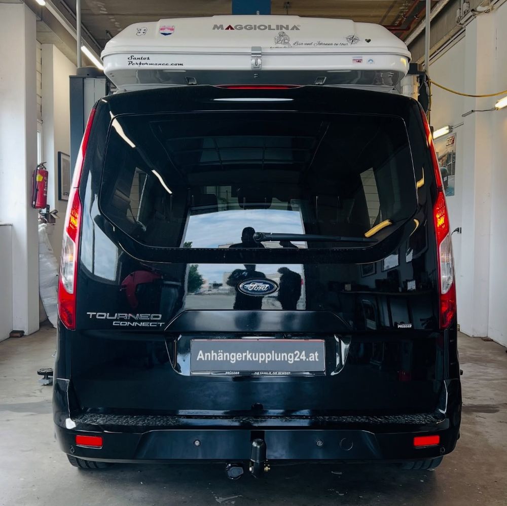 Nachrüstung einer starren Auto-Hak Anhängerkupplung am Ford Tourneo Connect