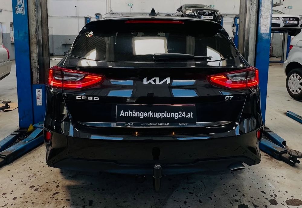 Nachrüstung einer abnehmbaren Auto-Hak Anhängerkupplung am Kia Ceed