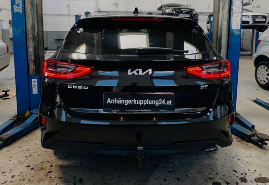 Nachrüstung einer abnehmbaren Auto-Hak Anhängerkupplung am Kia Ceed