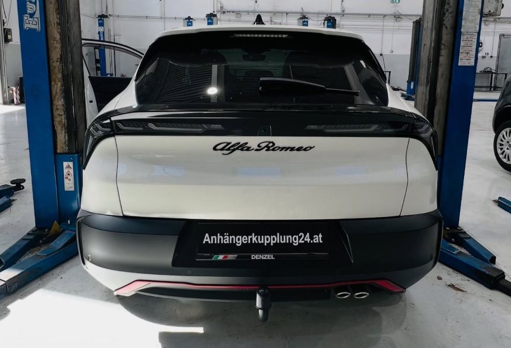 Nachrüstung einer starren AUTO-HAK Anhängerkupplung am Alfa Romeo Junior