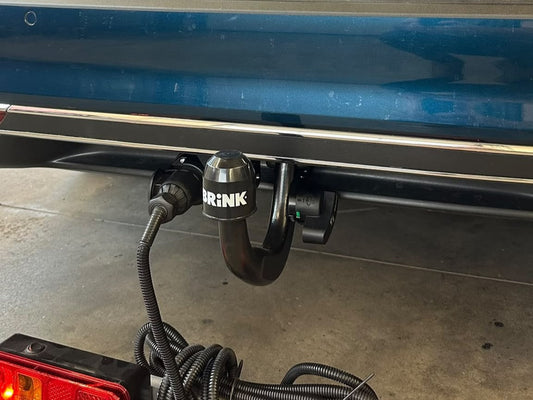 Brink Anhängerkupplung abnehmbar mit Kugelstange und 13-poligem TowTec E-Satz-Stecker am VW Passat Variant GTE